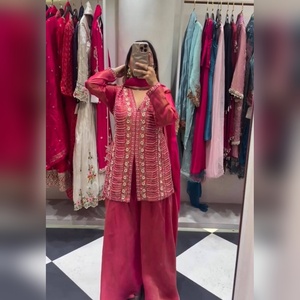 Salwar kameez en coton exclusif avec un haut à richement brodé et un palazzo avec un dupatta assorti pour les sorties décontractées, vente en gros - Product Image 4