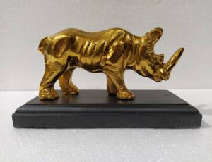Escultura de estatua de rinoceronte de aluminio Estatuilla Técnica de fundición de mesa con temática de animales - Product Image 3