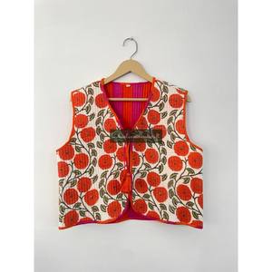 Manteau d'hiver réversible fait à la main pour femmes en coton imprimé fleuri en dentelle matelassée style hipster gilet sans manches utilisé comme vêtement d'extérieur - Product Image 1