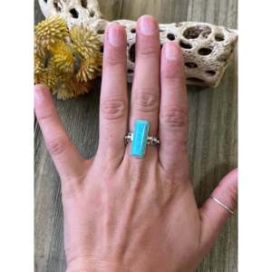 Anillo Navajo Hecho a Mano con Turquesa Kingman y Plata de Ley, Joyería Cultural Coleccionable, Talla 5.75 - Product Image 2