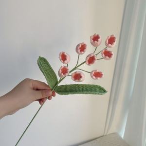 Ramo de Flores de Lirio de los Valles Hecho a Mano con Ganchillo, Arreglo Floral a Juego - Product Image 4