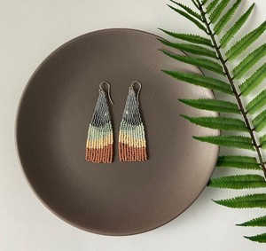 Boucles d'oreilles à franges perlées faites à la main, qualité luxe, motif montagne - Gris Menthe Marron - Boucles d'oreilles à pompons perlés - Product Image 1