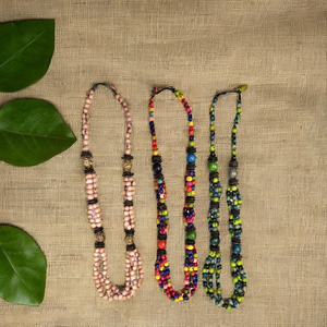 Collier artisanal en perles de graines et d'écorces naturelles, bijoux écologiques avec des matériaux organiques, designs de couleurs uniques et tendance - Product Image 1