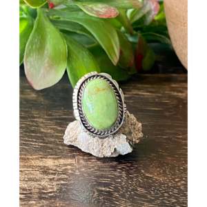 Anillo Estilo Boho Hecho por Artesanos Navajo con Gaspeita Australiana y Plata de Ley, Talla 6, con Turquesa Natural y Ópalo Engastado en Bisel para Uso Diario - Product Image 1
