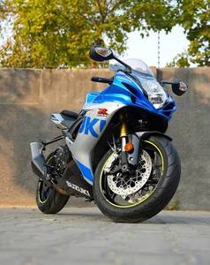 Moto sportive d'occasion GSX-R750 Super Sport 750cc, moteur quatre cylindres en ligne refroidi par liquide, carénage intégral agressif bleu et blanc, modèle emblématique - Product Image 4