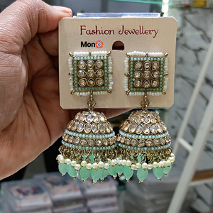 ต่างหู Jhumki ประดับด้วยคริสตัลไข่มุกและลูกปัดเครื่องประดับชาติพันธุ์สำหรับงานแต่งงานงานเลี้ยงและงานเฉลิมฉลอง - Product Image 4