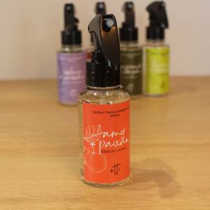 Ensemble Aromatique-Vaporisateur d'Intérieur 100ml-Parfum Cerise et Noisette + Bougie Parfumée en Pot Bleu Clair 200g-Parfum Figue et Roses - Product Image 4