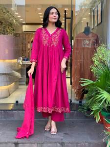 Ensemble Kurti Anarkali en soie Chanderi rose magenta de qualité supérieure avec pantalon et dupatta brodé - Product Image 1