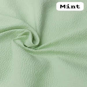 La tela de Seersucker de algodón de tacto suave garantiza la comodidad durante todo el día, la tela es elegante, transpirable y versátil para todas las estaciones - Product Image 2