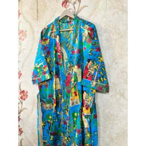 Vintagista para Frida Kahlo: Bata de algodón con estampado floral, suave, con cordón de ajuste y logotipo personalizado, ideal para el hogar y la noche. - Product Image 2