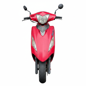 สกู๊ตเตอร์แก๊สสีแดงพร้อมไฟหน้าคู่และแฮนด์สีดำ มุมมองด้านหน้า - Product Image 1