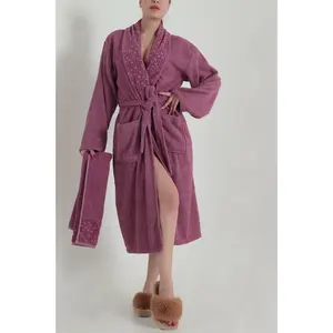 ชุดเสื้อคลุมอาบน้ำและผ้าขนหนูสำหรับผู้หญิง Bella Home Luxury รุ่น Waterway ผลิตจากผ้าฝ้ายเทอร์รี่ 100% เนื้อนุ่ม สีพลัม ODM - Product Image 4