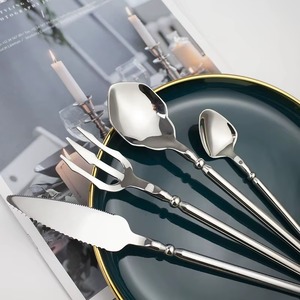 Ensemble de couverts en acier inoxydable finition argent miroir élégant pour les repas festifs, les tables de fêtes et les célébrations, couverts en provenance d'Inde - Product Image 5