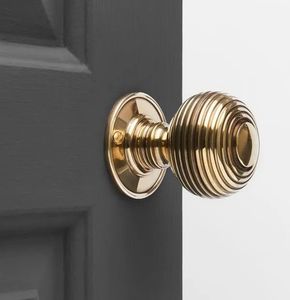 Poignée de porte en laiton brillant de qualité supérieure, conçue pour les portes de maisons contemporaines et les thèmes décoratifs intérieurs élégants - Product Image 6