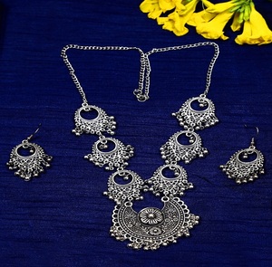 Élégant collier et boucles d'oreilles en argent oxydé avec perle et diamant Style religieux moderne Qualité supérieure à 500 - Product Image 1