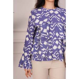 Blusa Elegante con Cuello de Lazo y Volantes en Capas para Mujer, Marca LUSTRIN, en Tela de Mezcla de Modal y Viscosa Color Índigo, para Uso Casual y de Oficina - Product Image 4