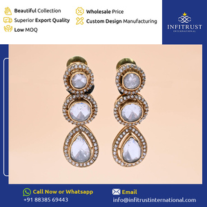El mejor exportador del mundo que vende exquisitos pendientes adornados con tachuelas de lunares blancos en tonos dorados con piedras blancas a la venta - Product Image 2