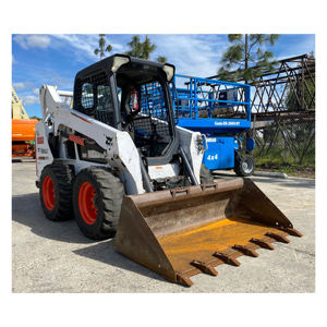 Minicargador utilitario con sistema Quick-Tach, puertos hidráulicos duales y suspensión de marcha suave - Product Image 1