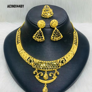 Ensemble de colliers courts en plaqué or 18 carats pour femmes de créateur Boucles d'oreilles élégantes de haute qualité Bagues Motif de fleurs Matériau en laiton Boîte Chaîne - Product Image 1