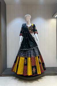 Lehenga Choli traditionnel indien en coton, avec broderie Gamthi lourde, double doublure, coupe ample pour femme, longueur ras du sol, réversible, teintes arc-en-ciel - Product Image 3