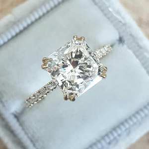 Bague Solitaire Moissanite de 2.75 Carats Dreamy Radiant Cut avec pierre carrée scintillante et bande demi-éternité Double griffe - Product Image 1