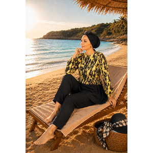 Conjunto de Traje de Baño de Tres Piezas en Negro y Amarillo con Top Estampado, Cintura con Volantes y Detalle de Cremallera - Estilo Burkini, Tallas XXS a XL - Product Image 1