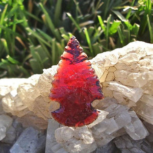 Puntas de flecha de vidrio de ágata roja de 1 pulgada Piedra preciosa Premium con diseño orientado hacia arriba a la venta - Product Image 1