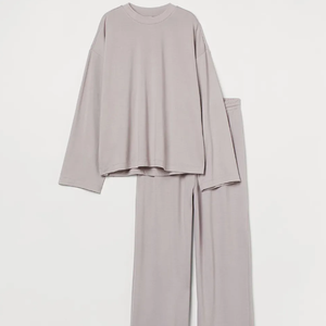 ชุดนอนผู้หญิงลายโลโก้ OEM ดีไซน์ทันสมัย กางเกงขาสั้น ชุดนอนผ้าฝ้าย 100% ใส่สบาย ระบายอากาศได้ดี - Product Image 1