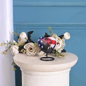 Drapeau américain Urne funéraire en forme de cœur Urne funéraire Cendres Souvenir pour humains et animaux de compagnie Urnes commémoratives Urnes sur pied en métal durable - Product Image 3