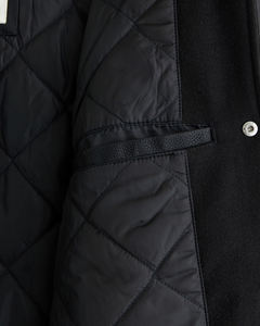 Chaqueta Varsity de Lona de Lana/Poliéster 2025 Recién Llegada, Chaqueta Impermeable Gruesa con Logotipo Personalizado Impreso en DTF para Hombre - Product Image 2