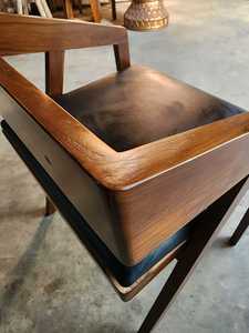 เก้าอี้ทานอาหารหนังเทียมแท้ลดราคา  ดีไซน์ทันสมัยสไตล์ยุโรป  ออกแบบตามหลักสรีรศาสตร์  โครงไม้จริง  เหมาะสำหรับร้านอาหาร - Product Image 3