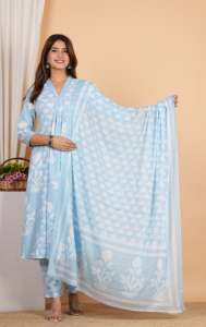 Ensemble Kurta Anarkali en coton Cambric bleu avec imprimé botanique, travail de miroir et col en V, manches 3/4, longueur mollet - Product Image 5