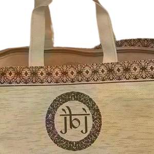 Bolsa de regalo de yute de compras gruesa de lujo negra con patrón de letras impresas personalizadas OEM con asa de cinta 38x45x8cm precio al por mayor - Product Image 5