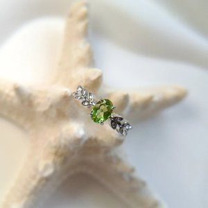 Anillo de boda de piedra de peridoto natural, Banda Clásica de corte ovalado minimalista de Plata de Ley 925 para regalo de compromiso, fiesta, venta al por mayor a granel - Product Image 2