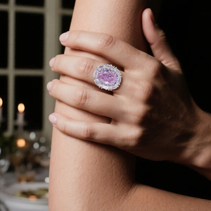 Anillo Elegante para Mujer en Plata Rodiada con Gema Ovalada Morada y Halo de Circonia Cúbica - Product Image 4