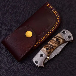 Navaja Plegable Hecha a Mano de Acero de Damasco con Mango de Cuerno de Cabra y Funda de Cuero para Uso en Exteriores - Product Image 3