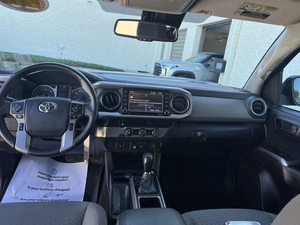 Vehículo Eléctrico Tacoma SR5 Doble Cabina Negro Medianoche con Autonomía de 501-600 km, Motor de 100-150 kW, Batería de 90-110 kWh, Origen Estadounidense - Product Image 3