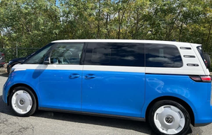 Volkswagen ID.Buzz 2025 Perfect Clean Blue, 1.ª Edición, 4Motion, Motor Eléctrico, Volante a la Izquierda, Asientos con Calefacción, Sistema de Navegación - Product Image 2