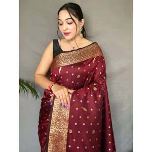 Glamoroso Sari de Seda Tejida con Zari Color Granate con Blusa para Bodas - Product Image 3