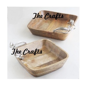 Plateau de service en bois au design attrayant avec poignées en métal argenté Restaurant et vaisselle à la maison - Product Image 1