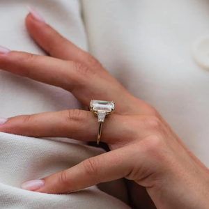 แหวนหมั้นเพชร14K ทรงสี่เหลี่ยมคางหมูสำหรับผู้หญิงแหวนหมั้นเพชรที่โตในห้องปฏิบัติการ2.8ct ยาว - Product Image 4