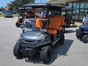 Voiturette de golf électrique blanche homologuée pour la route, 4 places, avec batterie lithium 105Ah 48V, conforme LSV, pour les centres de villégiature et les trajets urbains - Product Image 2