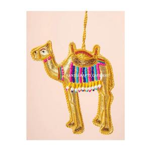 Nuevo diseño personalizado y cantidad a granel con forma de camello hecho a mano Golden Zari Work bordado adornos colgantes de Navidad - Product Image 1