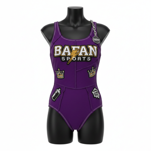 Traje de baño para mujer, 225 GSM, tela de poliéster y spandex de alta elasticidad, color morado oscuro, panel con logotipo bordado. - Product Image 4