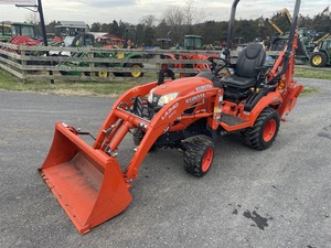 รถแทรกเตอร์ Kubota BX23S มือสอง พร้อมที่ตักด้านหน้าและรถขุดด้านหลัง สีแดง สำหรับทำสวน - Product Image 1
