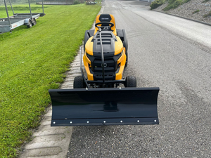 Tracteur de pelouse Cub Cadet XT1 avec lame à neige et kit hiver, tondeuse autoportée et chasse-neige à vendre - Product Image 6