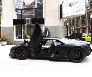 Lamborghini Revuelto 2024 de haute qualité, faible kilométrage, légère, haute efficacité, voiture à propulsion manuelle, origine américaine, prête à être expédiée - Product Image 2