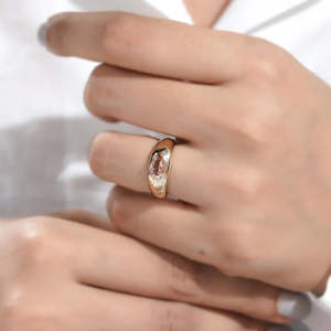 แหวนเพชรรูปหยดน้ำสีชมพู ประดับเพชรแล็บสีเหลืองทอง พร้อมใบรับรอง IGI - Product Image 6