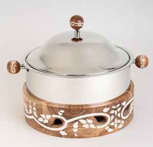 Casserole de serveur en acier inoxydable du Moyen-Orient avec base en bois pour buffet de fête, mariage et hôtel - Product Image 1