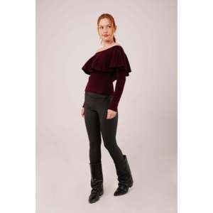 Suéter Borgoña con Cuello Madonna y Detalle de Volantes al por Mayor para Mujer - Product Image 4